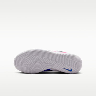 Nike Jr. Phantom 6 Low Club Fußballschuh für Hallen- und Hartplätze (ältere Kinder)