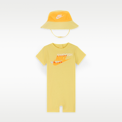 Nike Sportswear PE kezeslábas és karimás sapkaszett babáknak (0-9 hónapos korig)