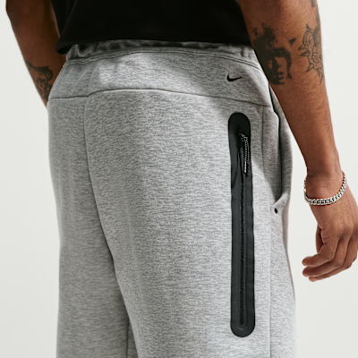 Nike Tech Fleece Erkek Şortu görsel 3