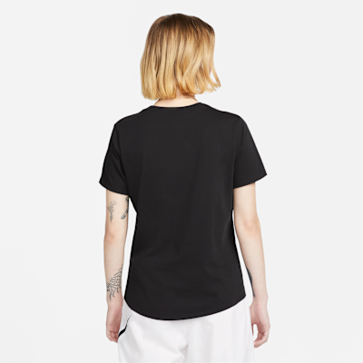 Nike Sportswear Club Essentials Kadın Tişörtü görsel 2