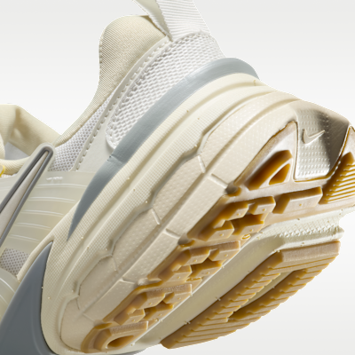 ナイキ V2K ラン ウィメンズシューズ リフレクティブ (再帰反射) アクセント付き