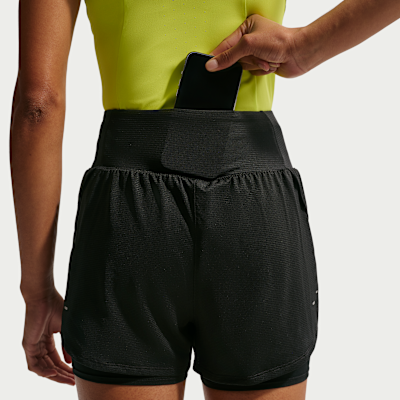 Nike Flow Dri-FIT 2'si 1 Arada Kadın File Koşu Şortu görsel 6