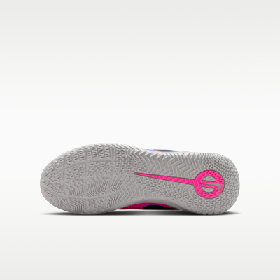 Tacos de fútbol de corte low para cancha cubierta Nike Jr. Tiempo Maestro Club