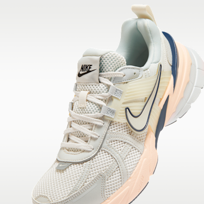 ナイキ V2K ラン ウィメンズシューズ リフレクティブ (再帰反射) アクセント付き