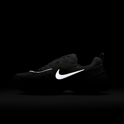 รองเท้าผู้หญิง Nike V2K Run พร้อมส่วนเน้นสะท้อนแสง