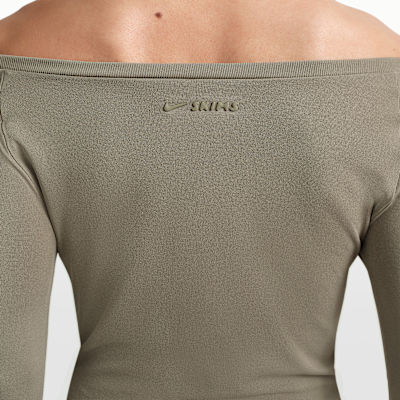 Top a manica lunga con spalle scoperte NikeSKIMS Stretch Knit – Donna