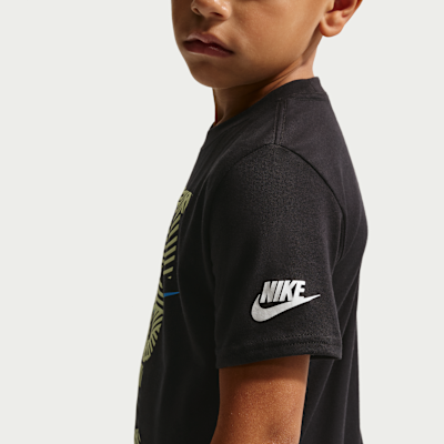 Playera con gráfico para niños talla pequeña Nike In The Zone