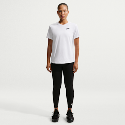Nike Sportswear Club Essentials Kadın Tişörtü görsel 4