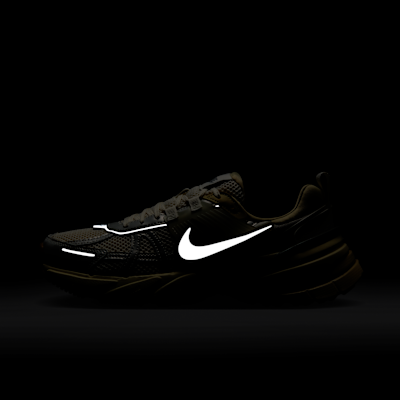 ナイキ V2K ラン ウィメンズシューズ リフレクティブ (再帰反射) アクセント付き