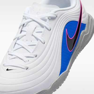 Tacos de fútbol de corte low para cancha cubierta Nike Jr. Tiempo Maestro Club