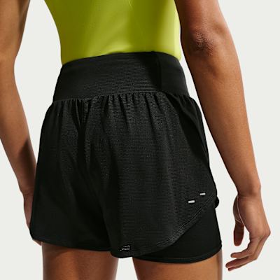 Nike Flow Dri-FIT 2'si 1 Arada Kadın File Koşu Şortu görsel 3