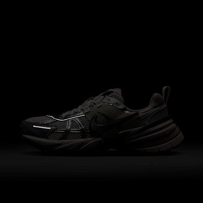 รองเท้าผู้หญิง Nike V2K Run พร้อมส่วนเน้นสะท้อนแสง