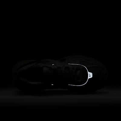 รองเท้าผู้หญิง Nike V2K Run พร้อมส่วนเน้นสะท้อนแสง