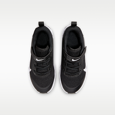 Nike Omni Multi-Court Schuh für jüngere Kinder