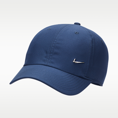 Nike Dri-FIT Club strukturálatlan, fém Swoosh-sal díszített sapka