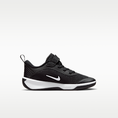 Nike Omni Multi-Court Schuh für jüngere Kinder