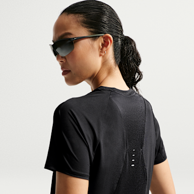 Nike Swift Dri-FIT Kısa Kollu Kadın Koşu Üstü görsel 2