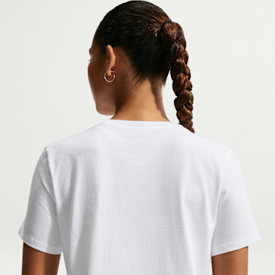 Nike Sportswear Club Essentials Kadın Tişörtü görsel 2