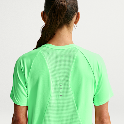 Nike Swift Dri-FIT Kısa Kollu Kadın Koşu Üstü görsel 2