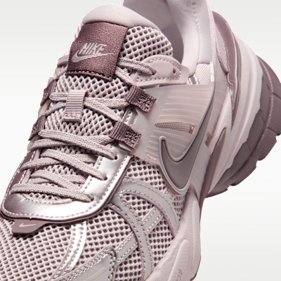 Tenis con detalles reflejantes para mujer Nike V2K Run