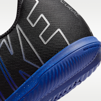 Tacos de fútbol para cancha cubierta de corte low para niños de preescolar y grandes Nike Jr. Mercurial Vapor 15 Club