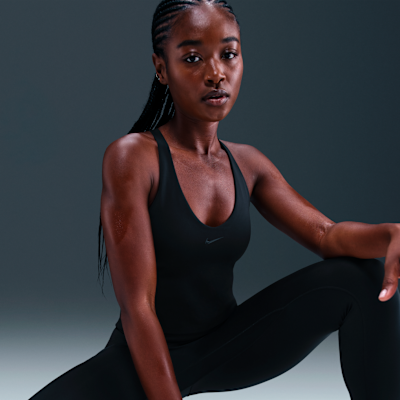 Camiseta de tirantes Nike Universa con bra deportivo con almohadilla de media sujeción para mujer