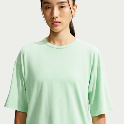 Nike 24.7 ImpossiblySoft Light Dri-FIT Kısa Kollu Kadın Tişörtü