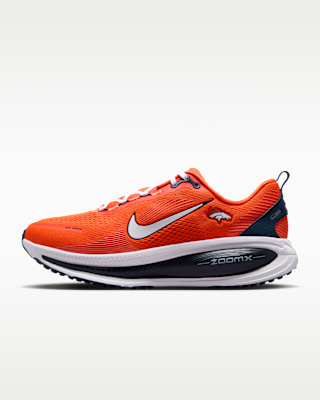 Unisex кроссовки Nike Vomero 18 (Denver Broncos) NFL Road для бега