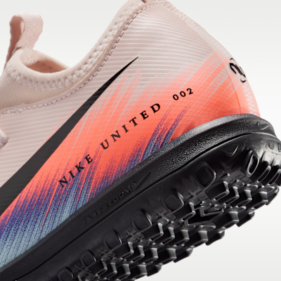 나이키 유나이티드 주니어 머큐리얼 베이퍼 16 아카데미 주니어 인조 잔디 로우 탑 축구화