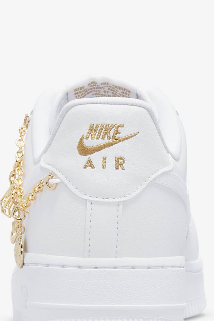 女款Air Force 1 'White Pendant' (DD1525-100) 發售日期. Nike SNKRS TW