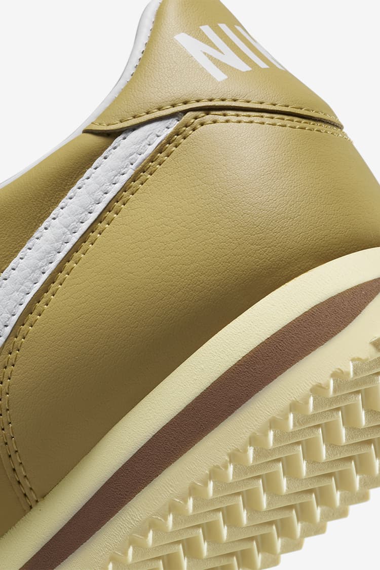 Gold nike cortez store