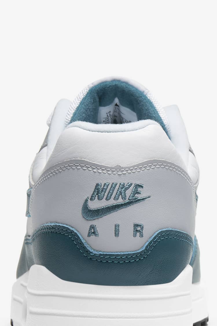 teal green nike shoes