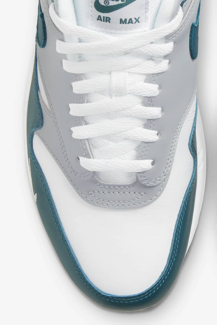 teal green nike shoes