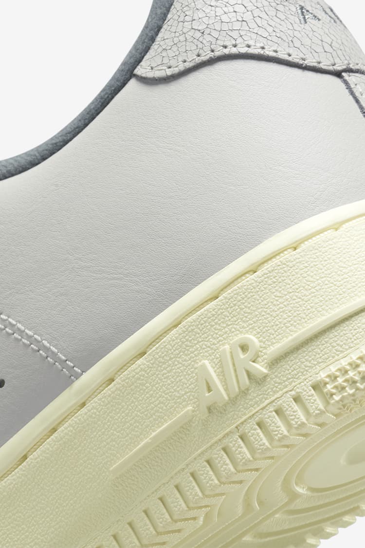 NIKE公式】エア フォース 1 'Light Bone and Coconut Milk' (DC8894-001 / AF 1 '07 LX  VTG). Nike SNKRS JP