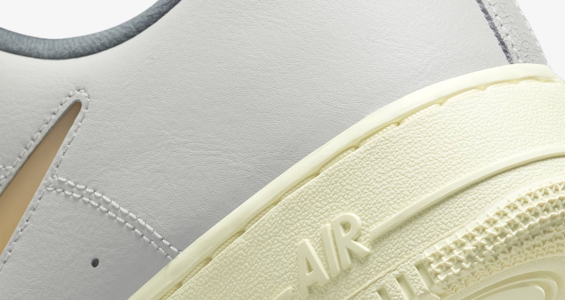 Air Force 1 "Light Bone and Coconut Milk" (DC8894001) Lansman Tarihi