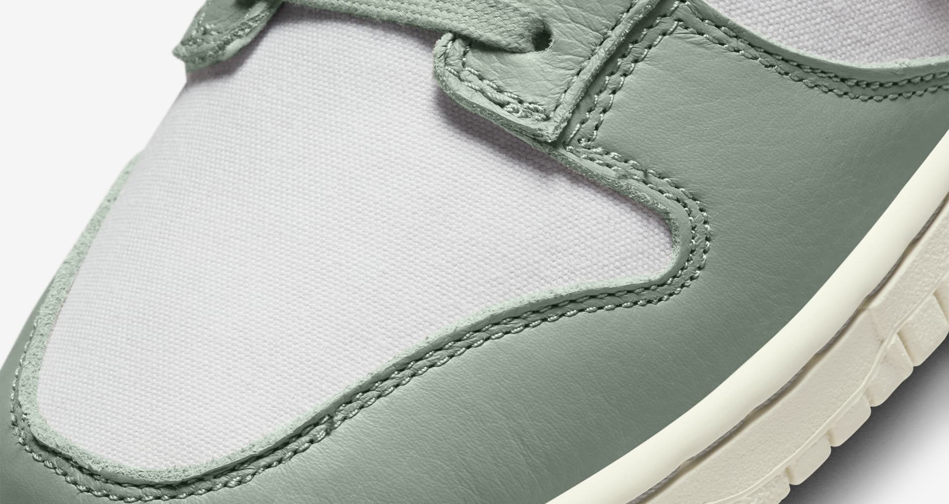 Dunk Low "Mica Green" (DV7212-300). Nike SNKRS ES