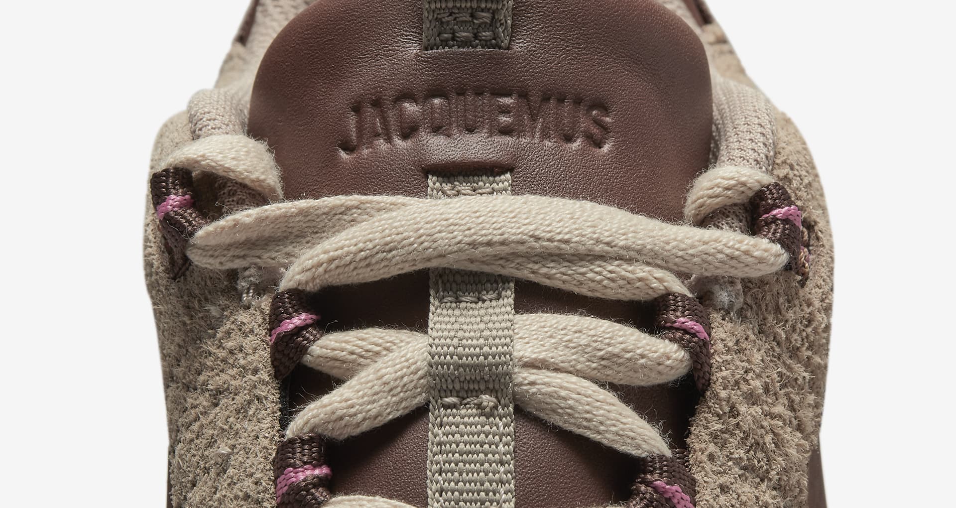 에어 휴마라 x Jacquemus 'Ale Brown and Gold'(DR0420200) 출시일. 나이키 SNKRS KR