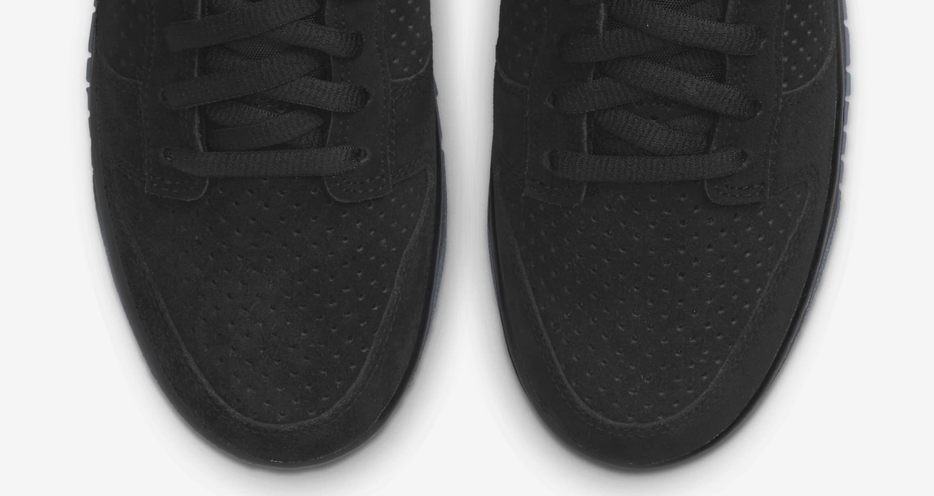 dunk x undefeated 5 on it