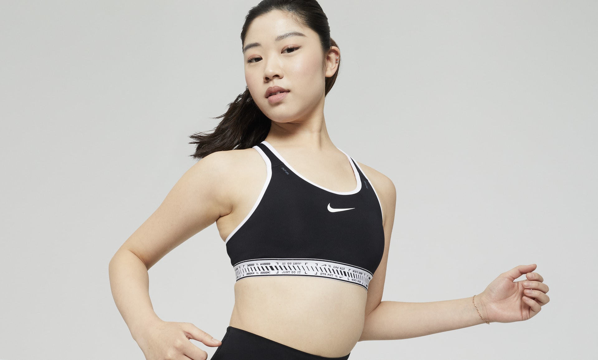 Nike Swoosh On The Run Women's Medium-Support Lightly Lined Sports Bra with  Pockets. Nike IN