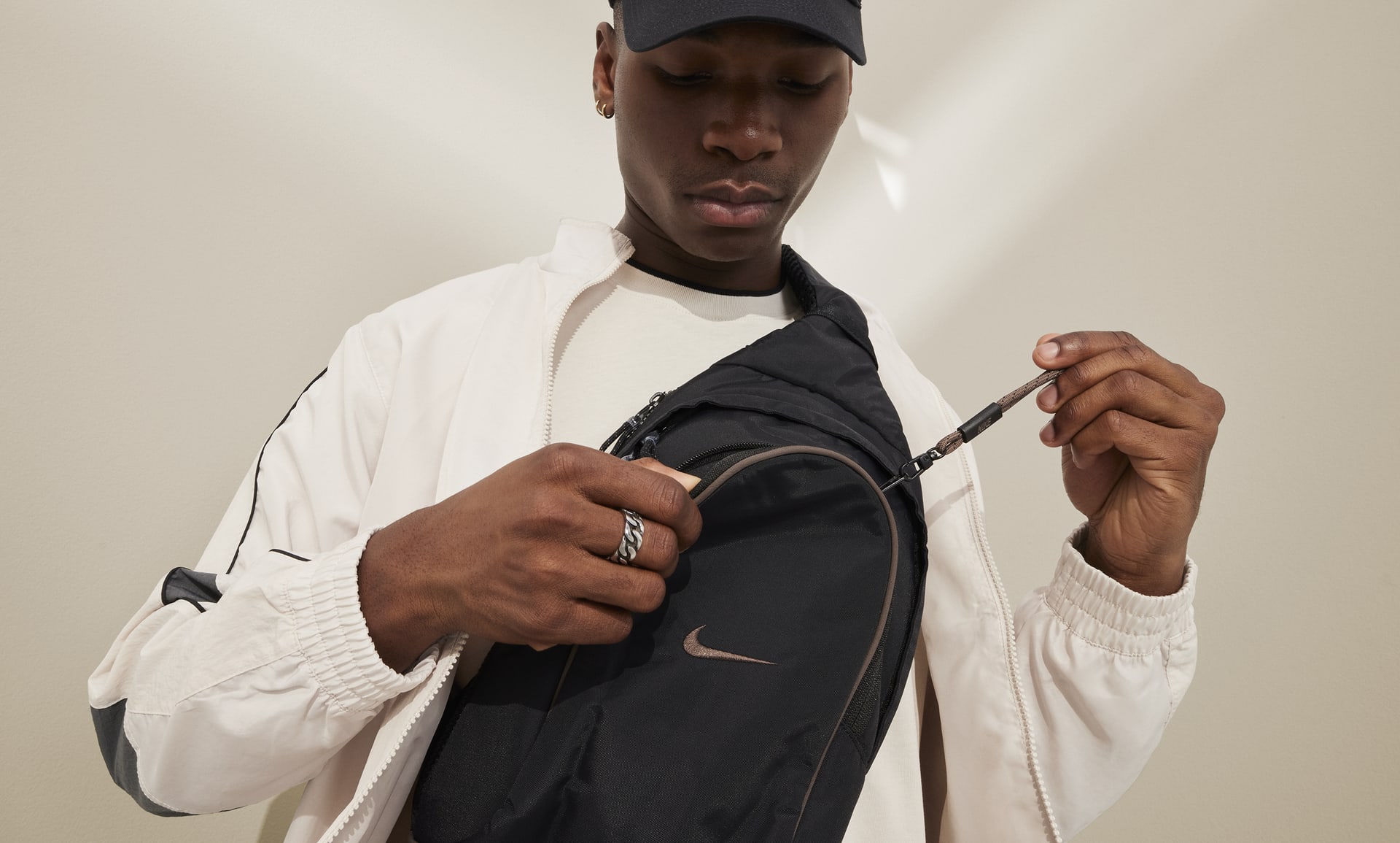 Pochete Nike Sportswear Essentials Sling Unissex - Studio 78