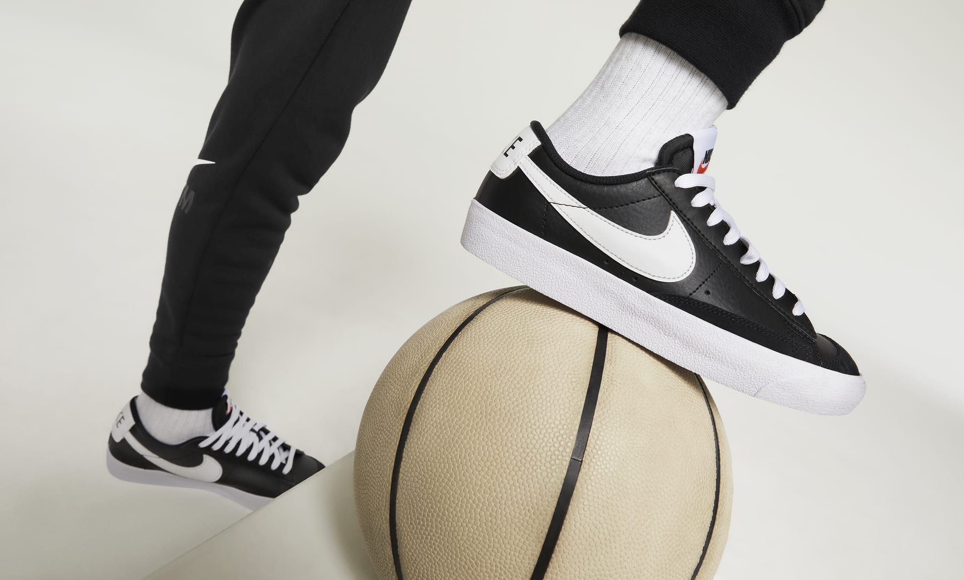 Nike blazer low on sale black on feet