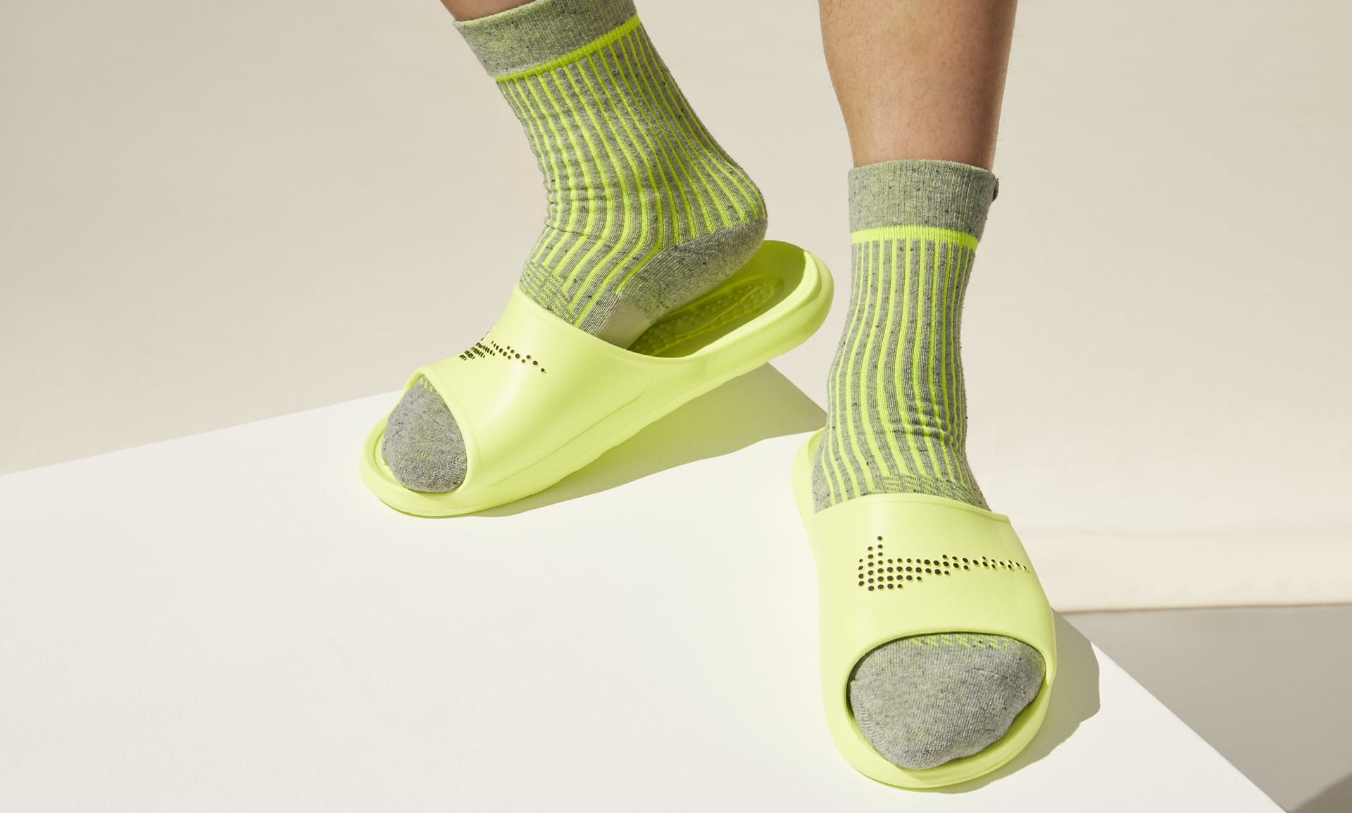 nike victori one slide volt