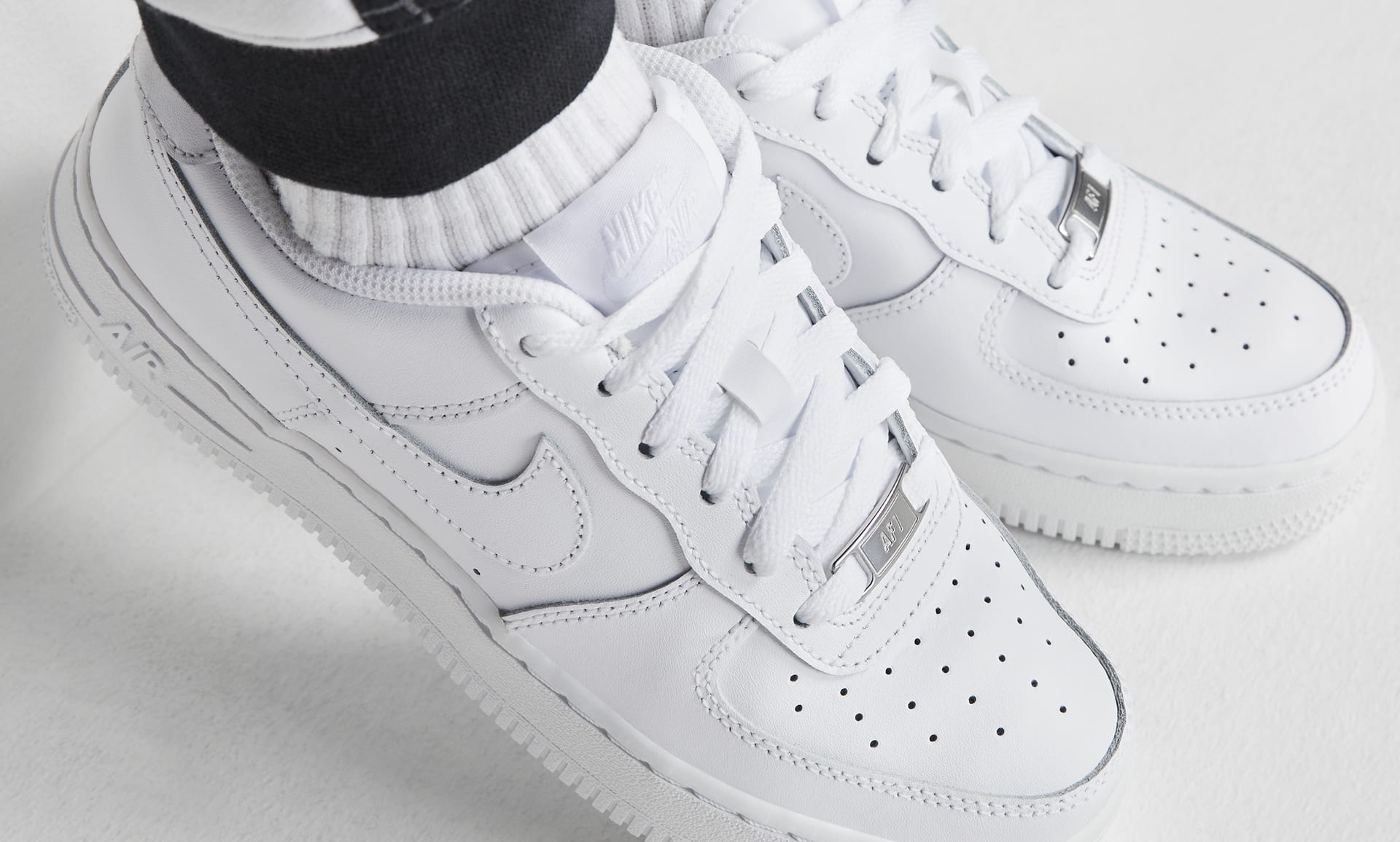 white air force 1 with black laces
