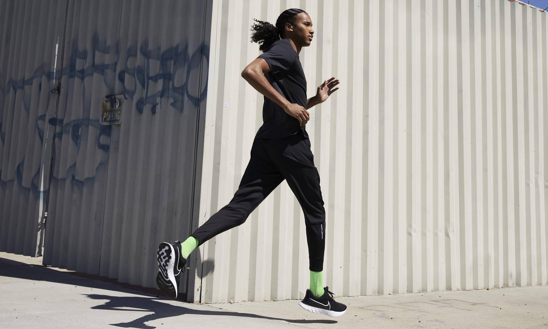 Nike Rise 365 Run Division Men's Short-Sleeve Running Top - black/iron grey/reflective silver 