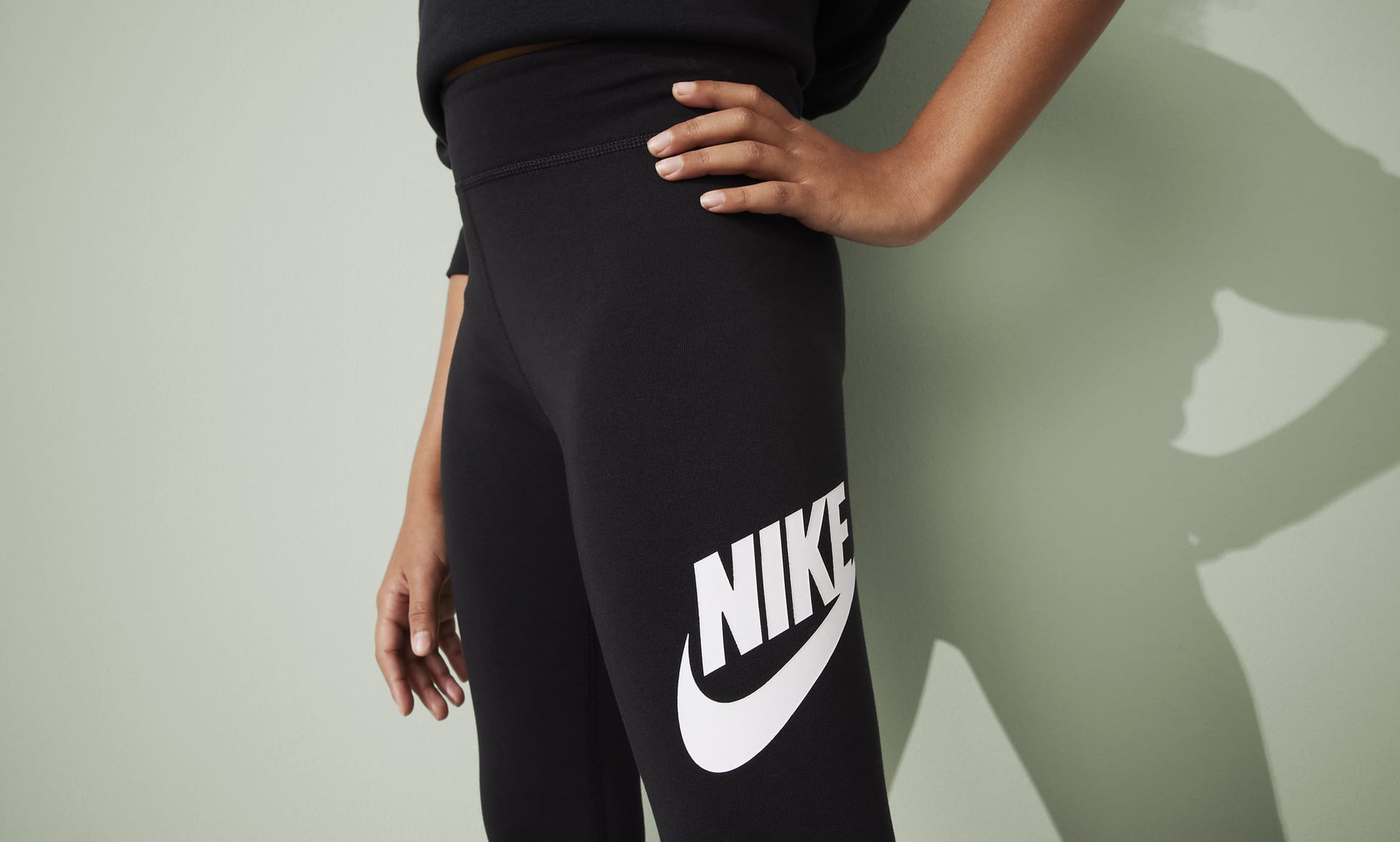  Nike Girls Sportswear Essential Mid-Rise Leggings