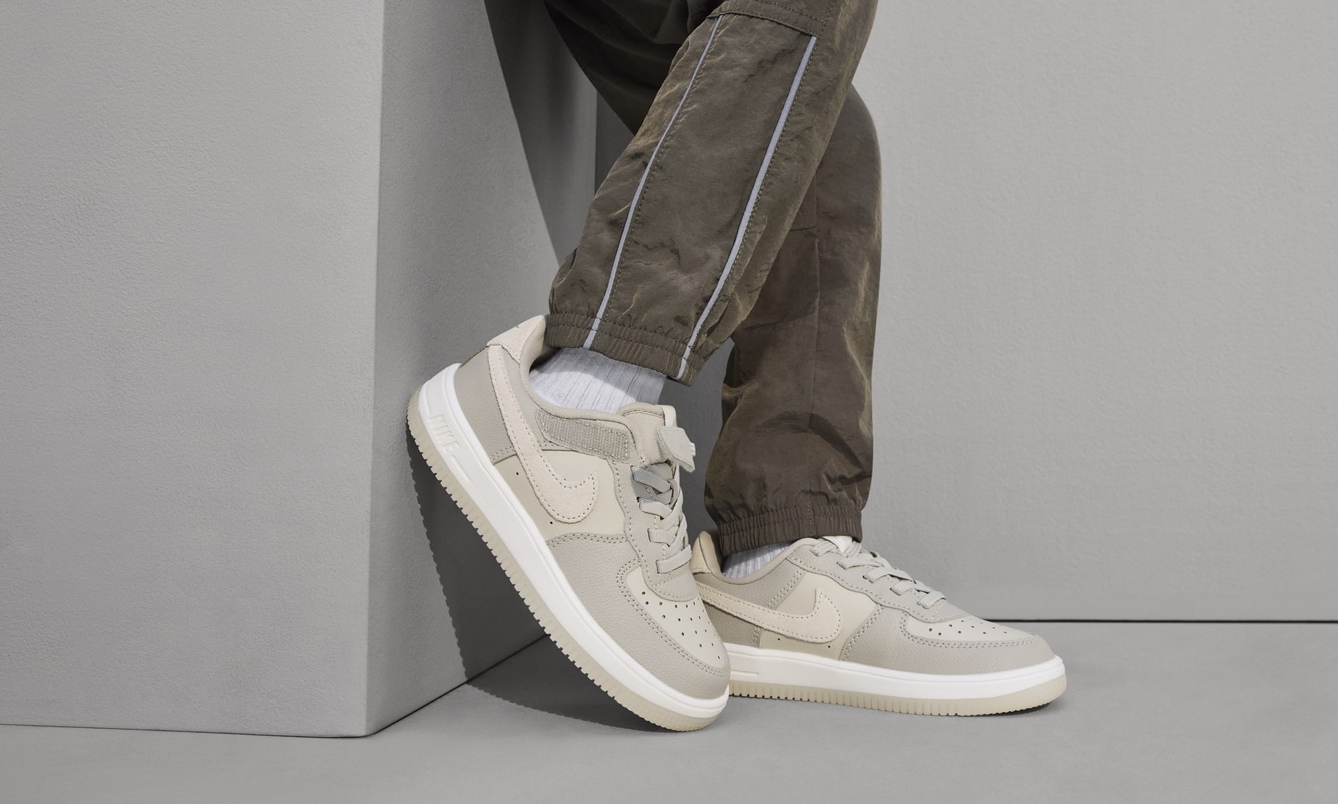 Nike Force 1 Low LV8 EasyOn Younger Kids Shoes. Nike ID