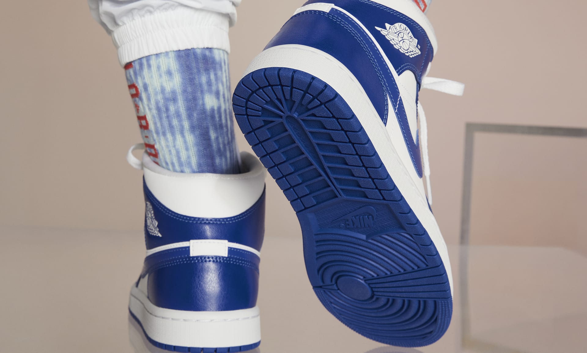 Air Jordan 1 Mid Women's Shoe. Nike GB