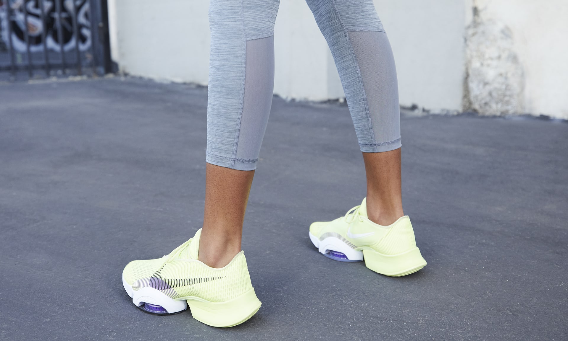 Nike Pro 365 Women's Mid-Rise Crop Leggings Size Small CZ9803 010
