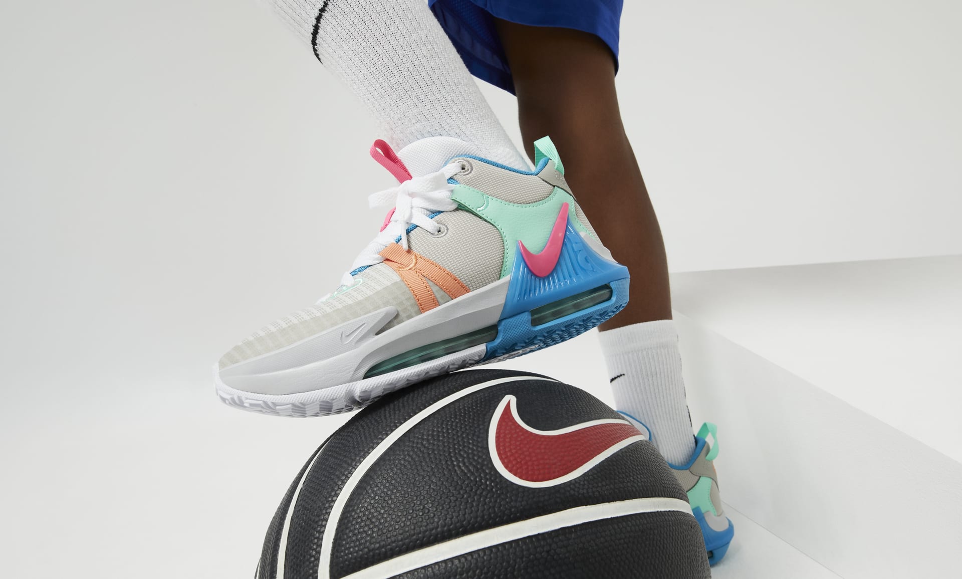 Nike Kids' Lebron Witness VII Basketball Shoe Big Kid