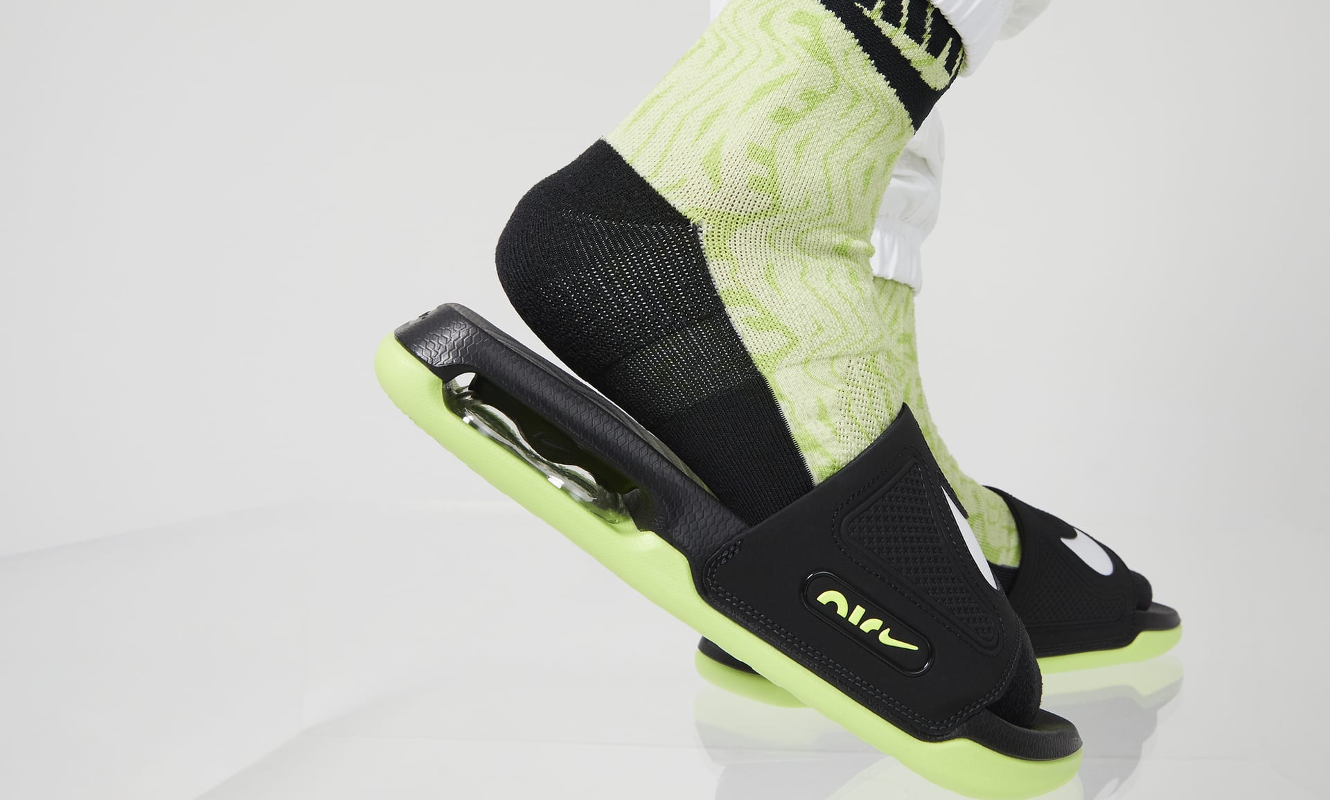セール 登場から人気沸騰 新品 Nike Air Max Cirro Men’s Slides 28㎝ ecousarecycling.com